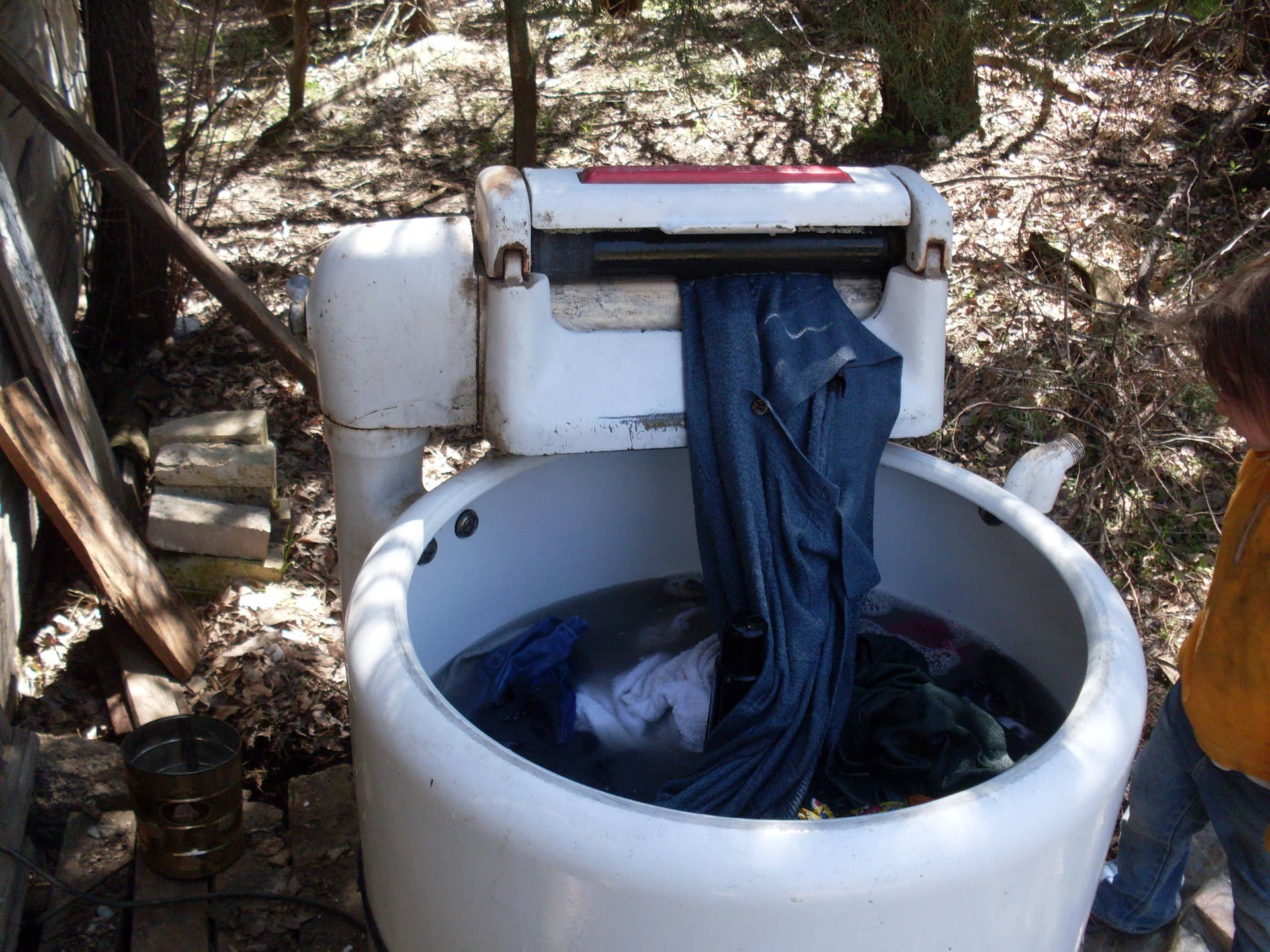 How to Use a Wringer Washing Machine - Dengarden