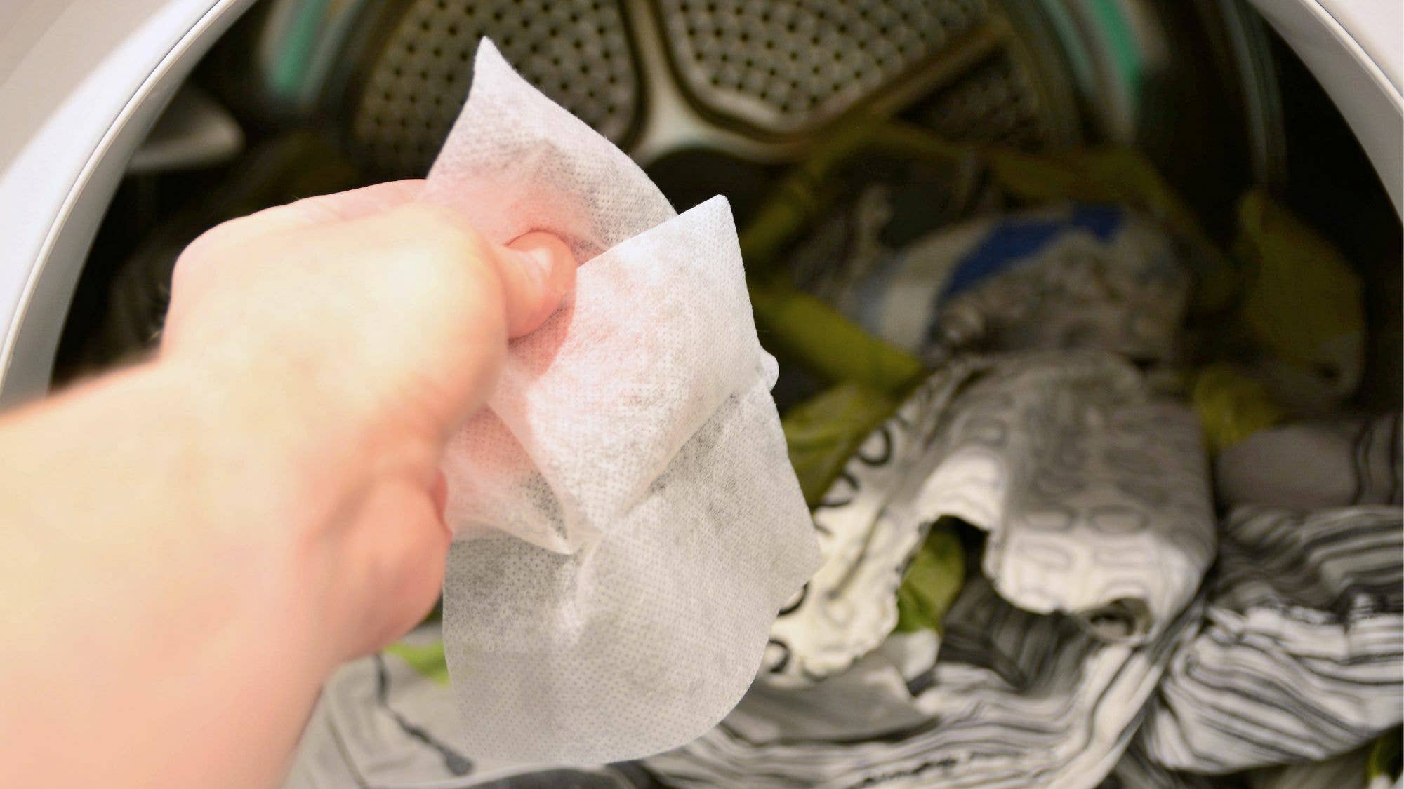https://dengarden.com/.image/MjA1NzE1MTE5NTIxNDA4NTQx/how-to-make-dirty-clothes-smell-good-without-washing.jpg?io=1&profile=w2560