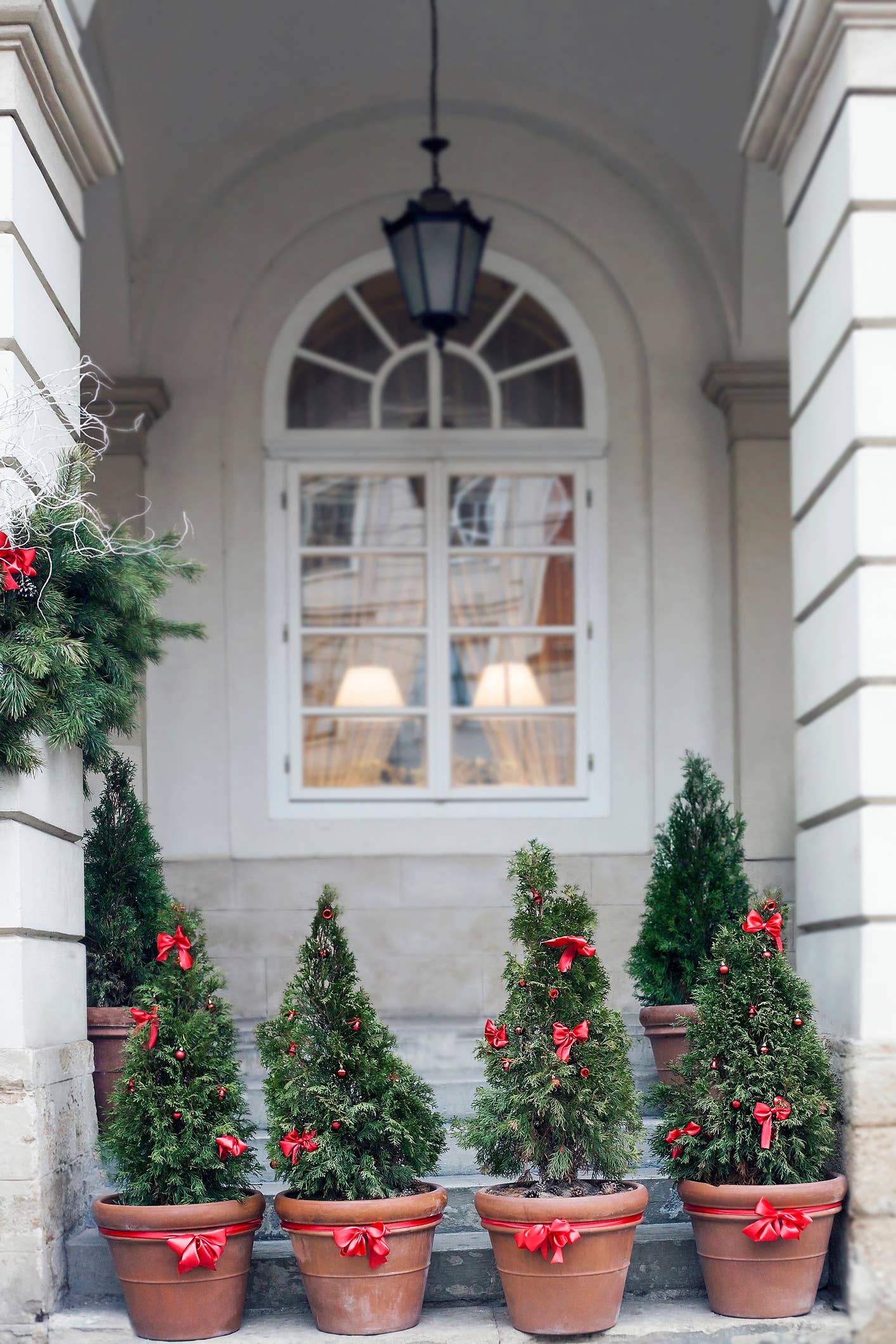 18 Winter Planter Ideas To Add Life to Your Outdoor Space - Dengarden