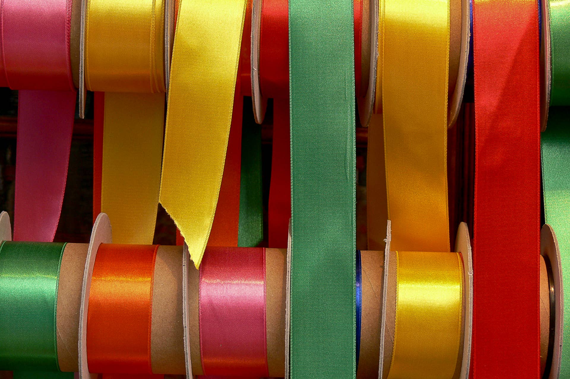 How to Make a Reusable Fabric Chain Garland for Christmas - Dengarden