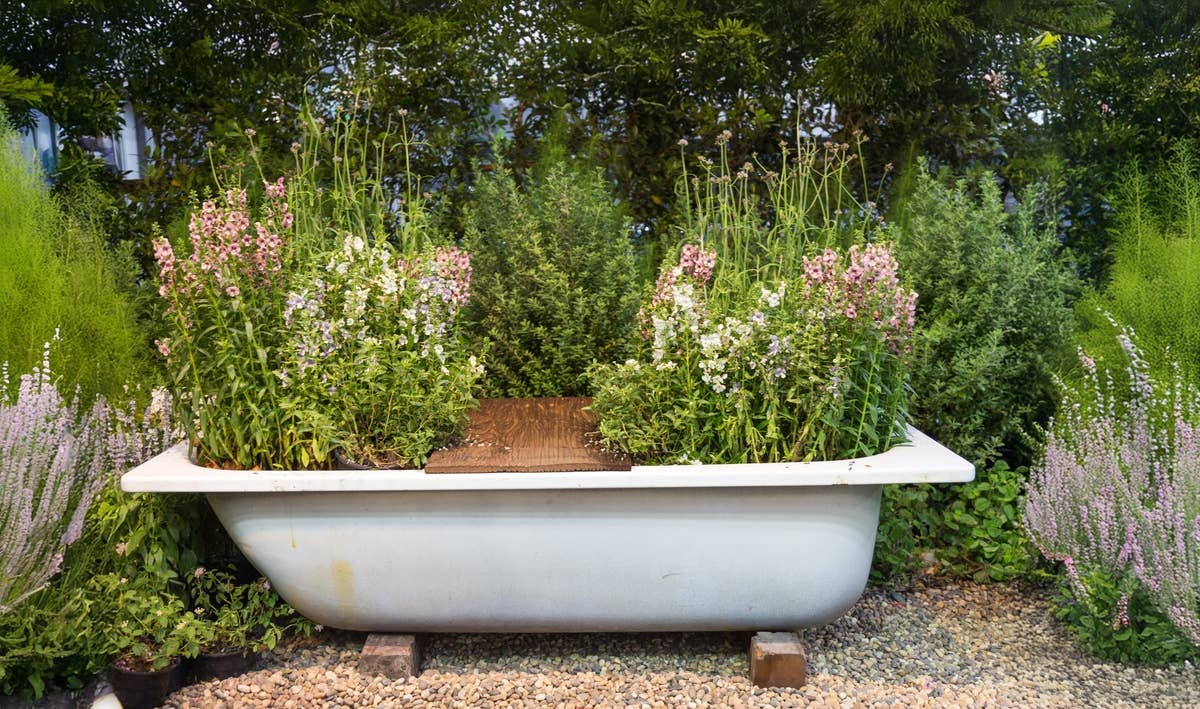 DIYer Repurposes Vintage Bathtub Into Stunning Garden Planter - Dengarden