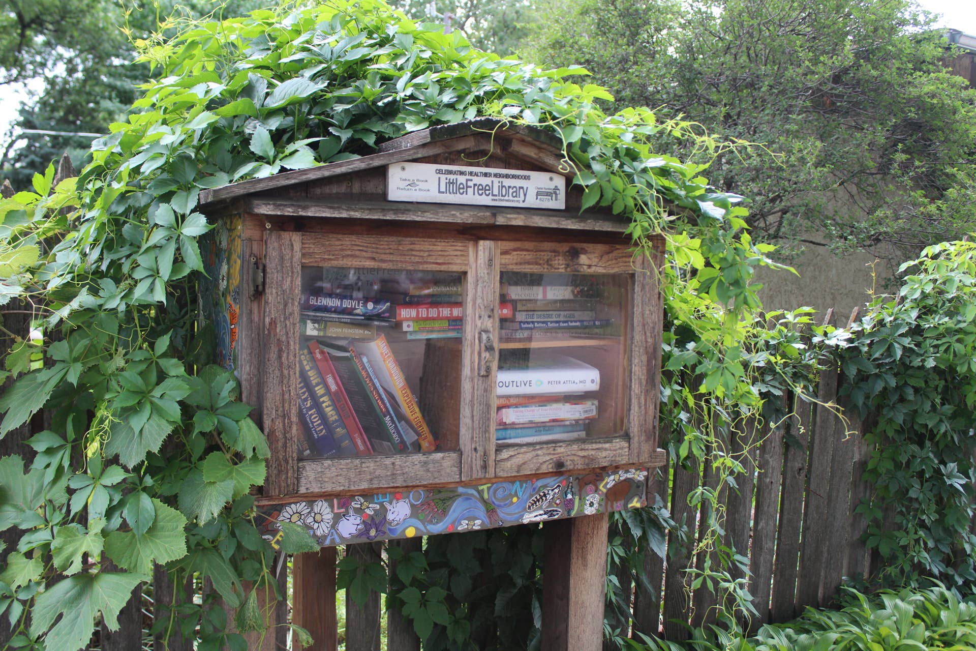 Little Free Libraries Can Be Buzz-Worthy Safe Havens for Bees - Dengarden