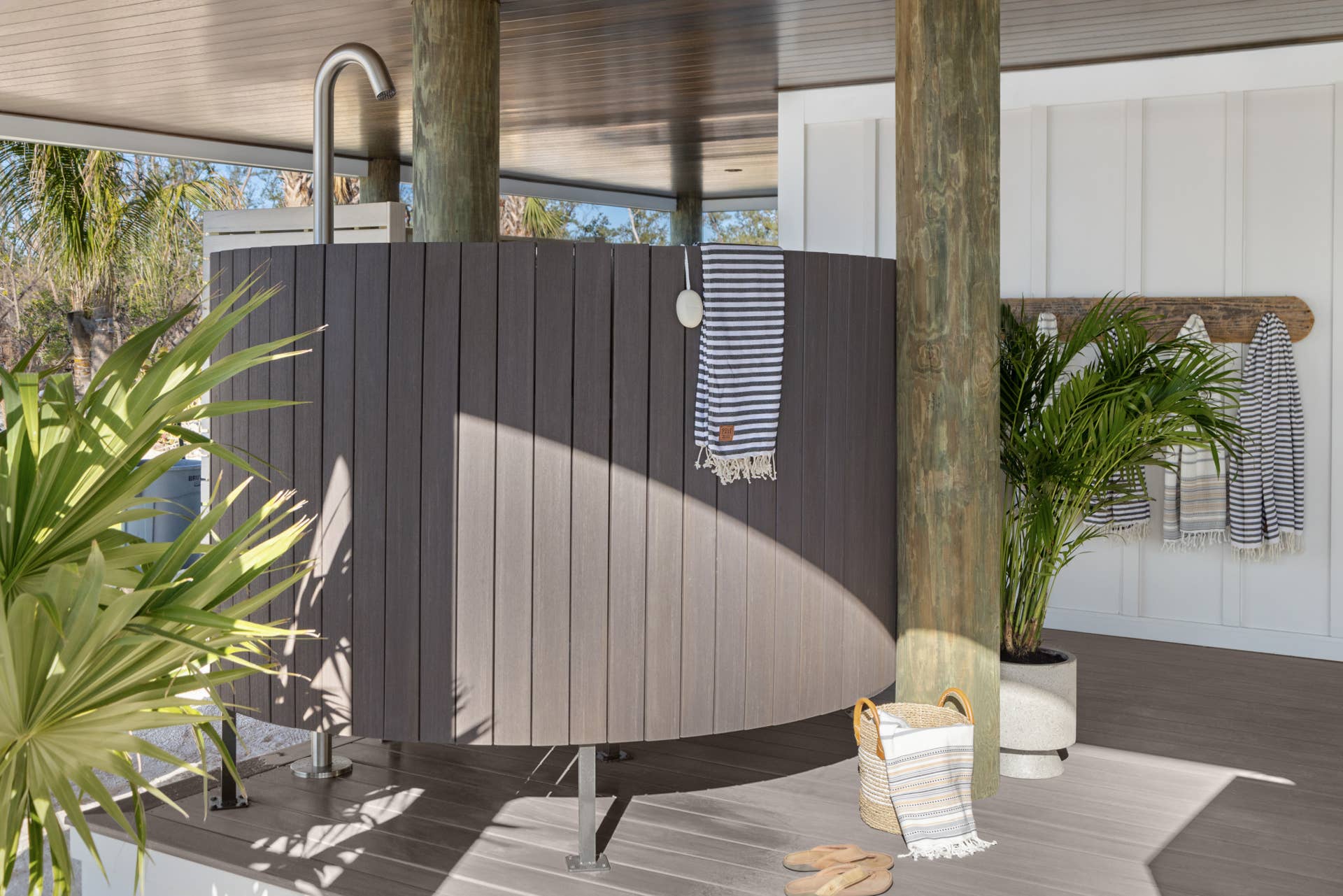 12 Outdoor Shower Ideas That Are Stylish and Practical - Dengarden