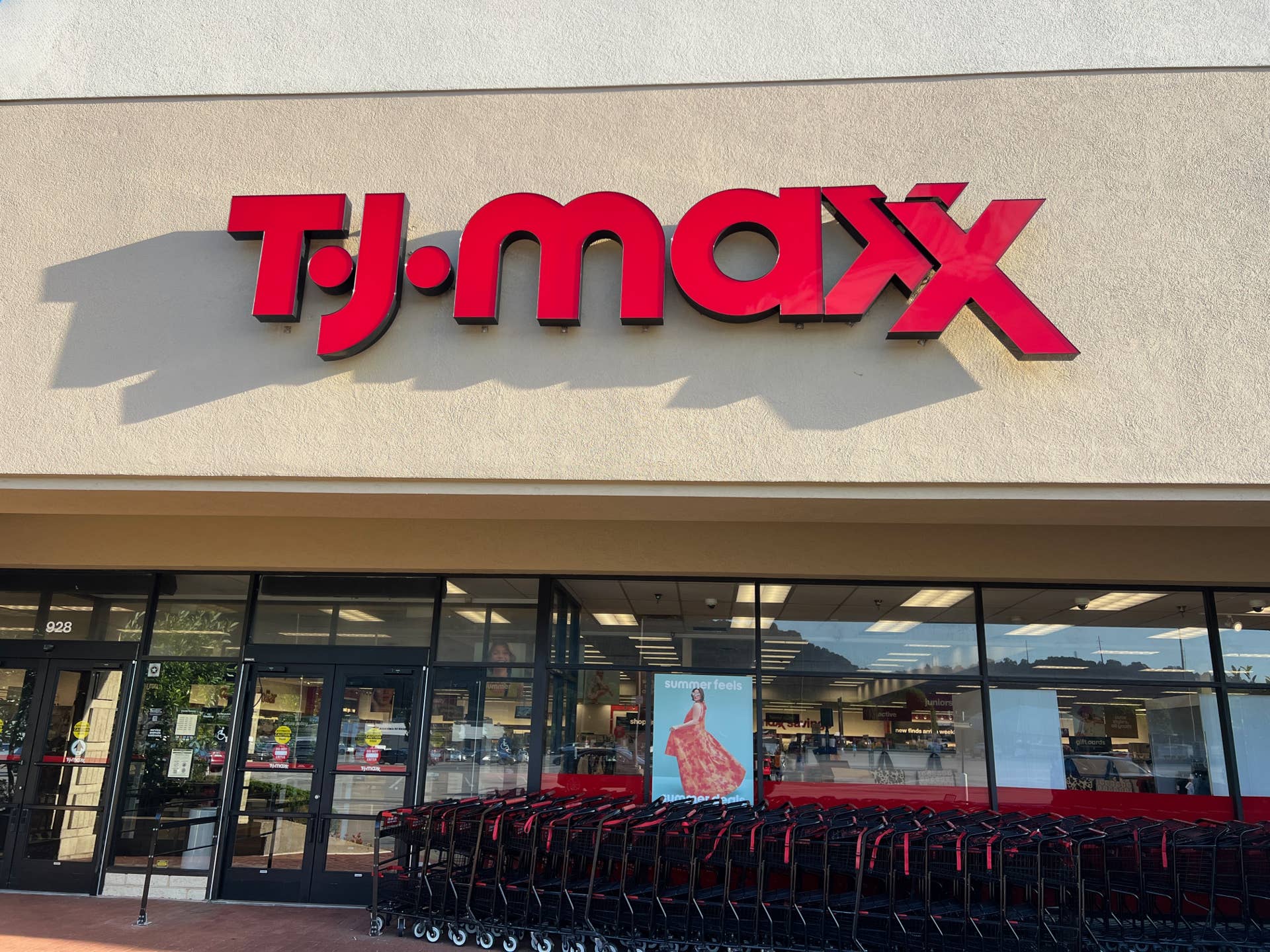 Maxx Kitchen T.J. Maxx’s $20 Holiday Tree Plates Bring Christmas Cheer - Dengarden