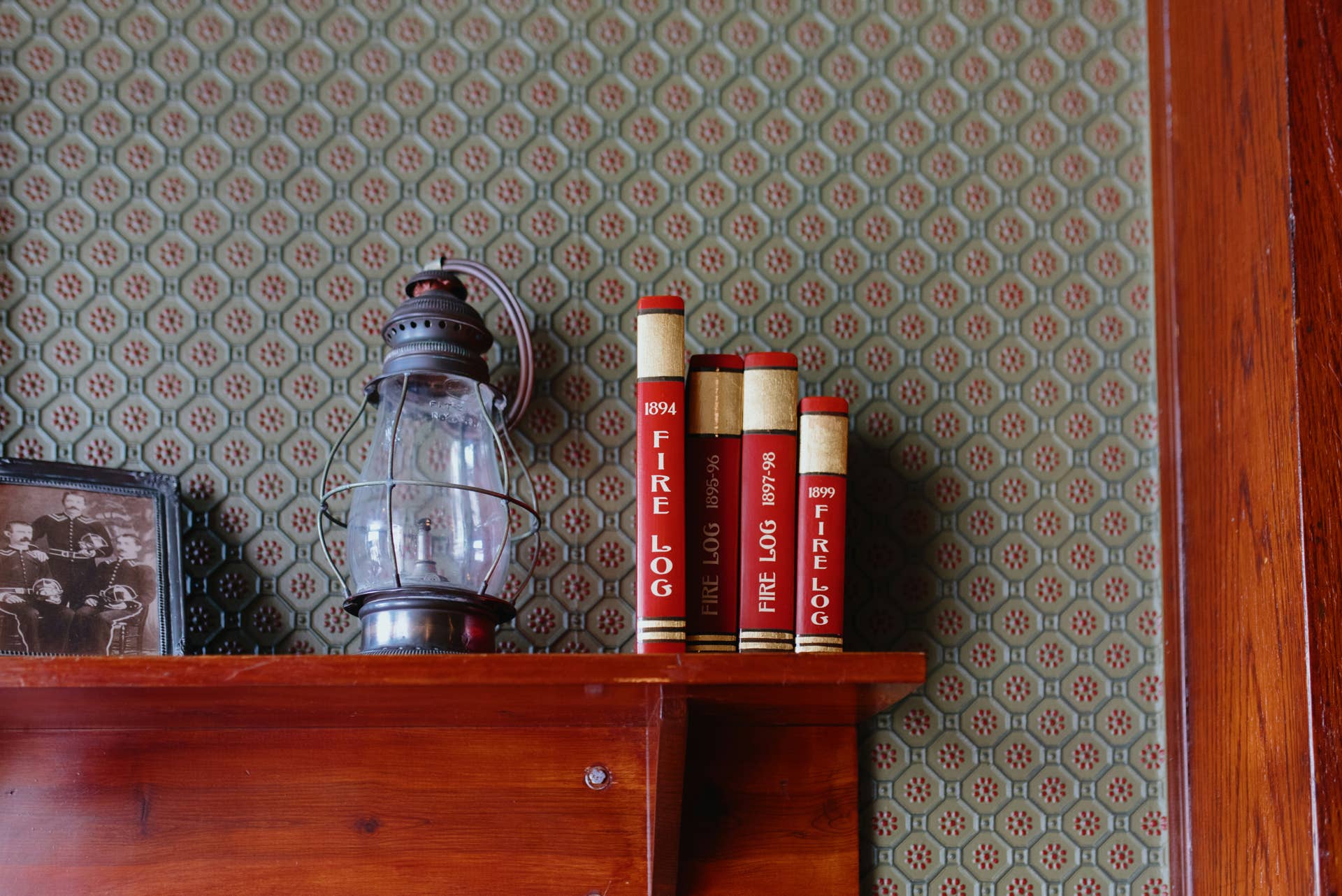 What Is the 'Vintage Vignette' Trend? - Dengarden