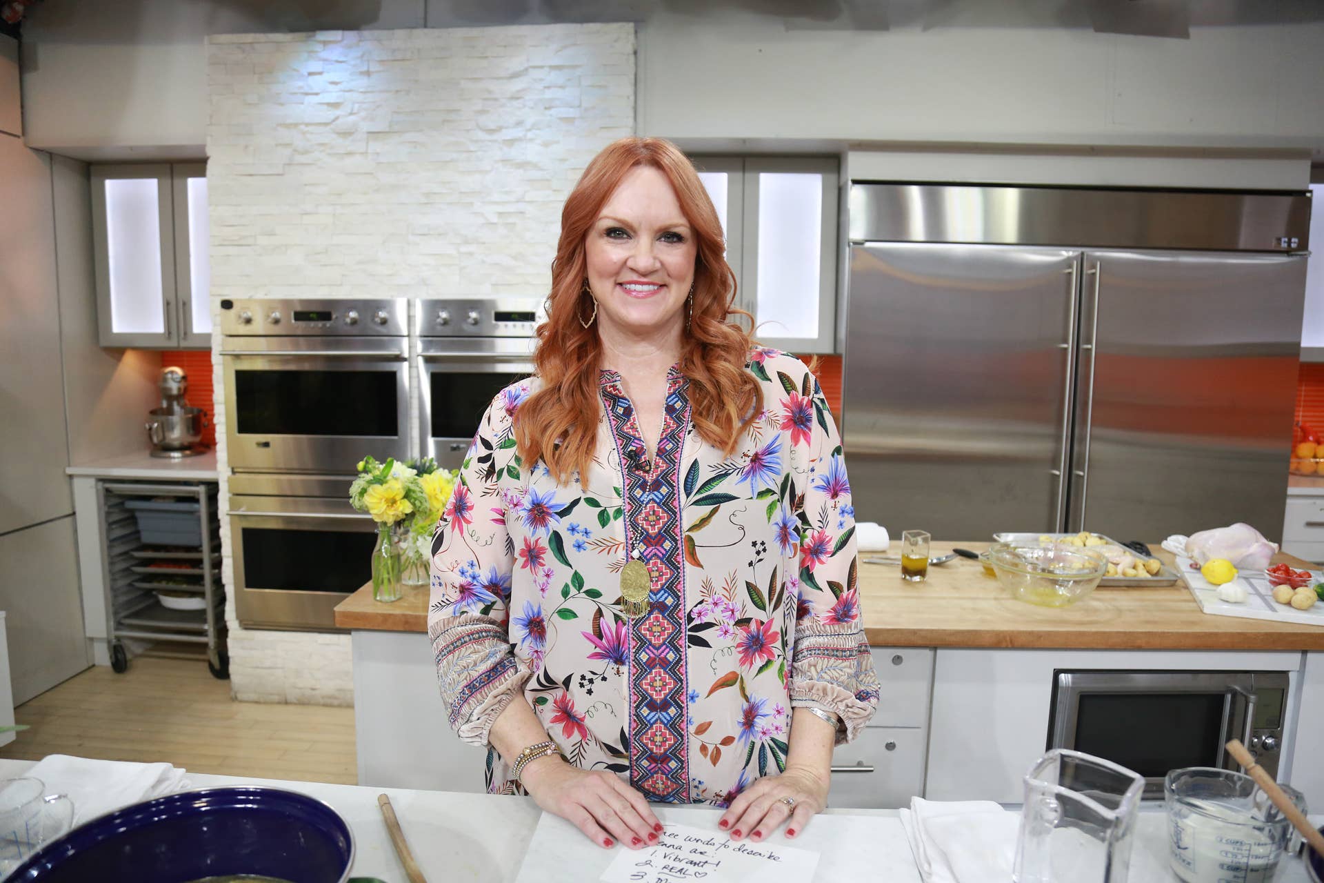Kitchen Set Inside Walmart's Pretty Scalloped Dinnerware Set Is Packed With Charm - Dengarden