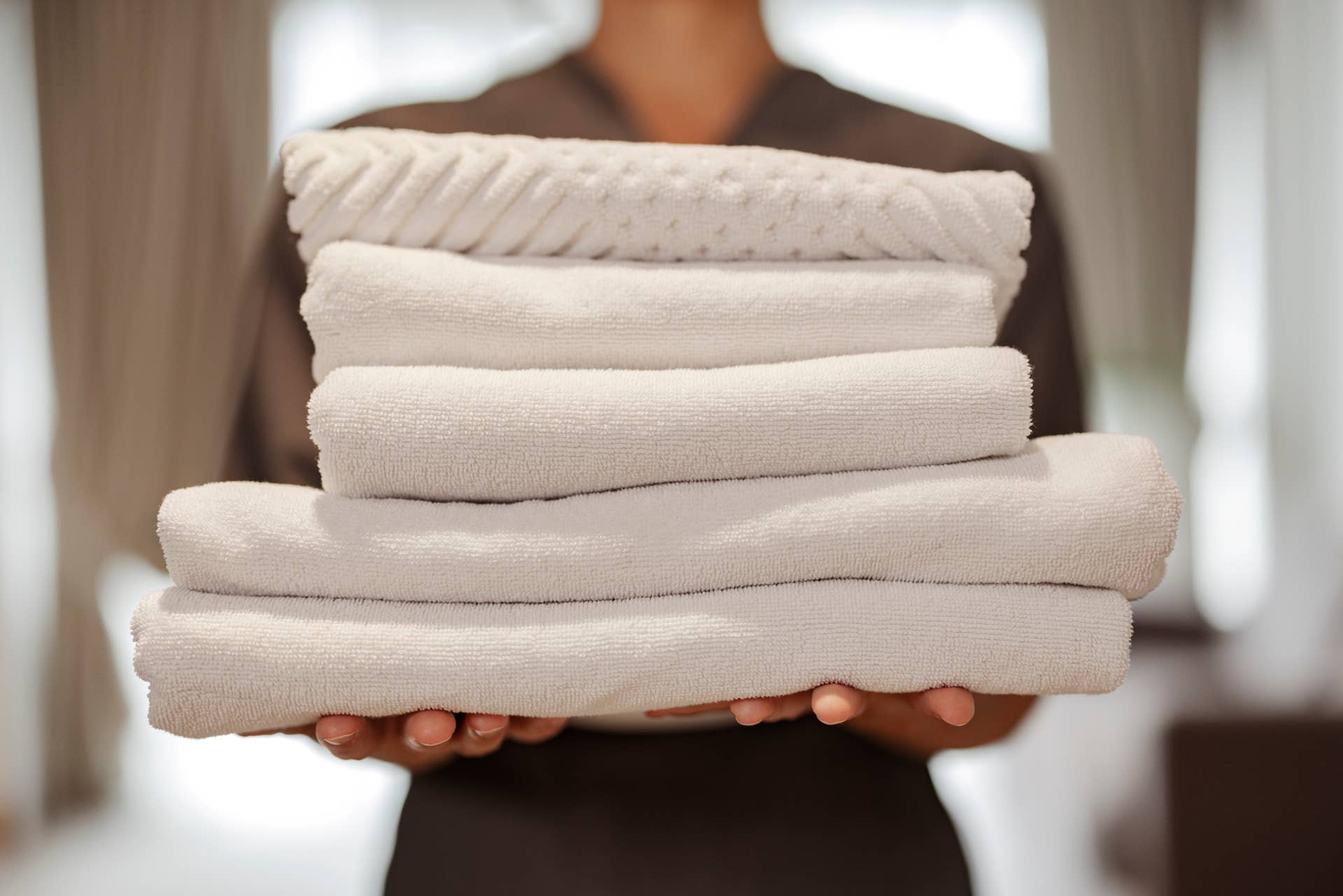 Make Way Make Any Bathroom Look High-End With One Quick Towel-Folding Trick ...