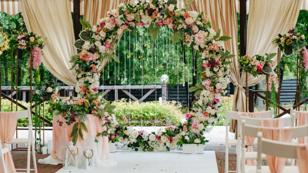 Woman Covers Entire Bedroom Wall With Faux Flowers, and the Results Are ...