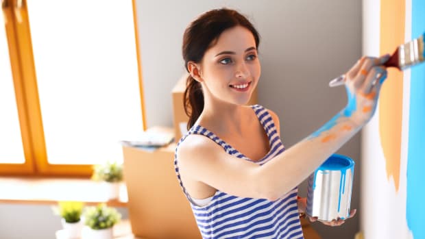 Woman Uses Black Pole Wrap as Accent Wall and It Looks So Classy