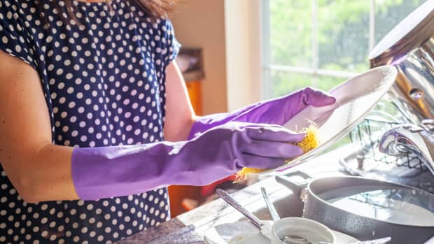 Apparently You Can Do The Dishes Without Scrubbing Them - Dengarden News