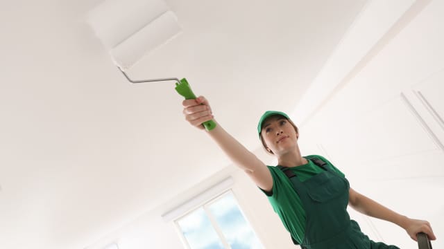 Woman Uses Black Pole Wrap as Accent Wall and It Looks So Classy