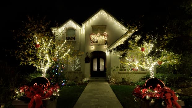 Woman s Christmas Lawn Decoration Only Cost 5 To DIY Dengarden woman-s-christmas-lawn-decoration-only-cost-5-to-diy-dengarden