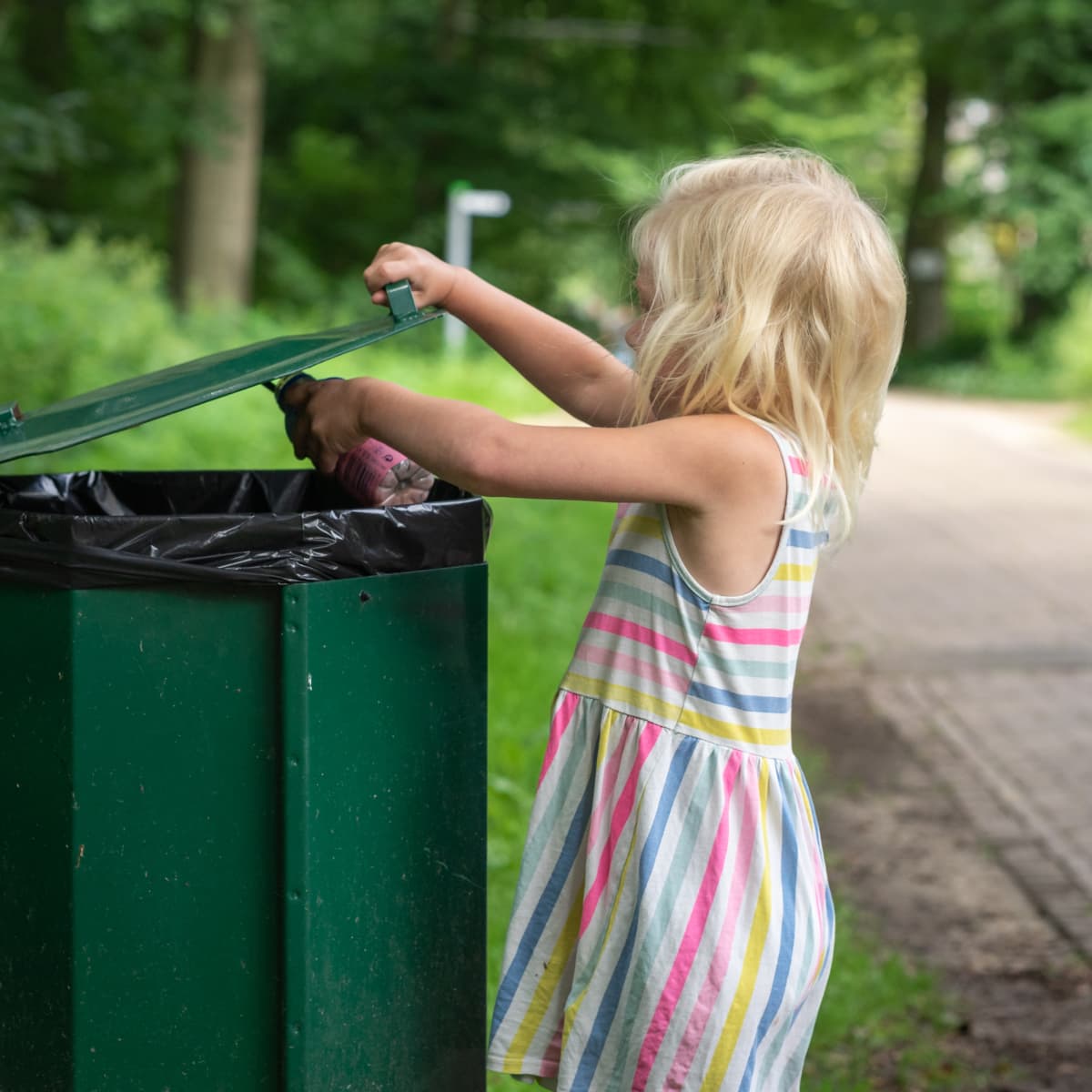 Is Metal or Plastic the Best Outdoor Garbage Can? - Dengarden