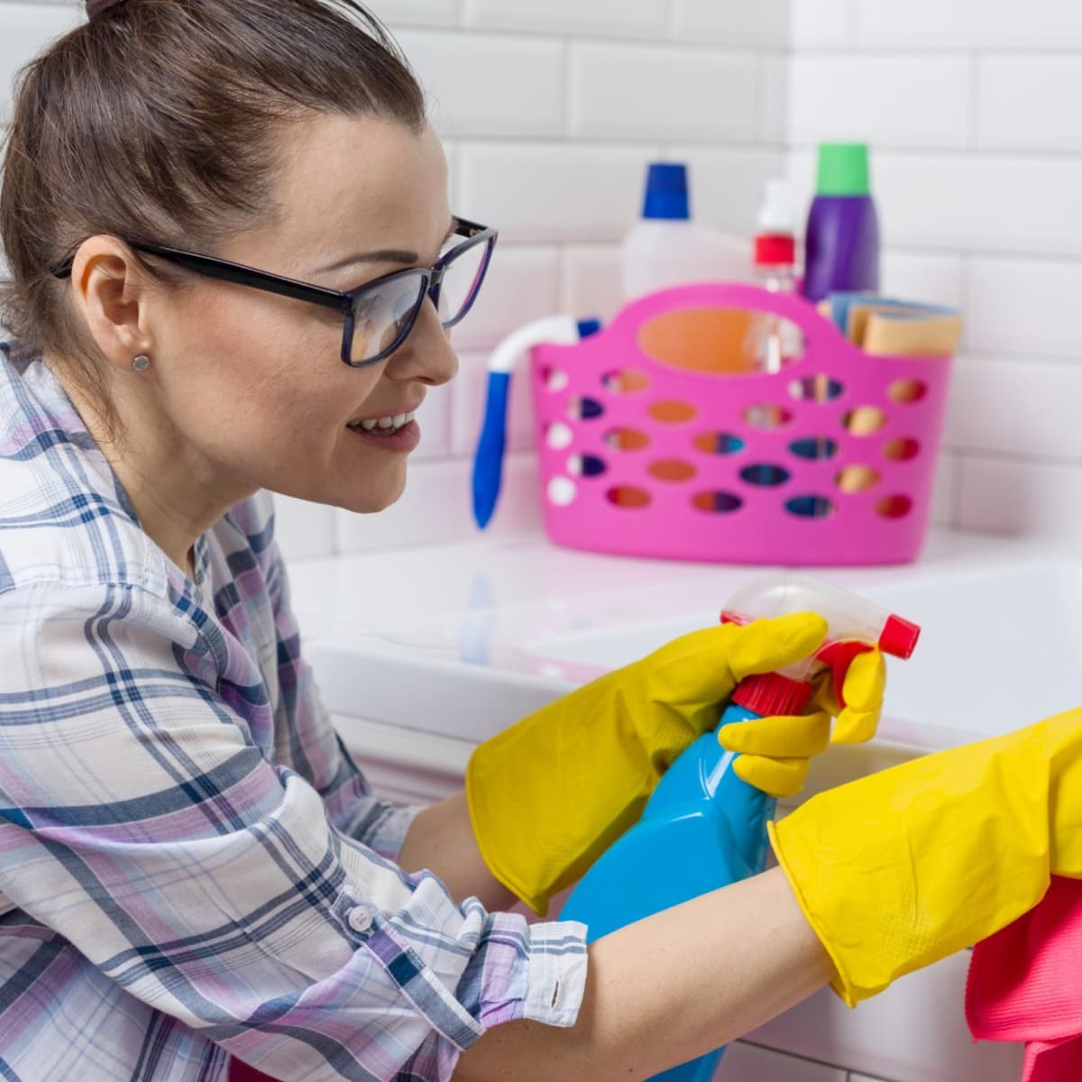 Here's the Easiest Way To Deep Clean a Seriously Dirty Bathtub - Dengarden  News