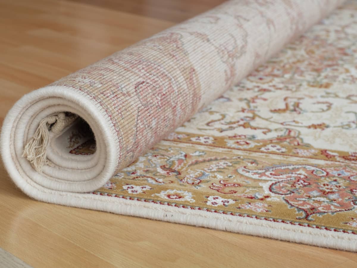 Here's how to fix curling rug corners! #DIY #homeimprovement