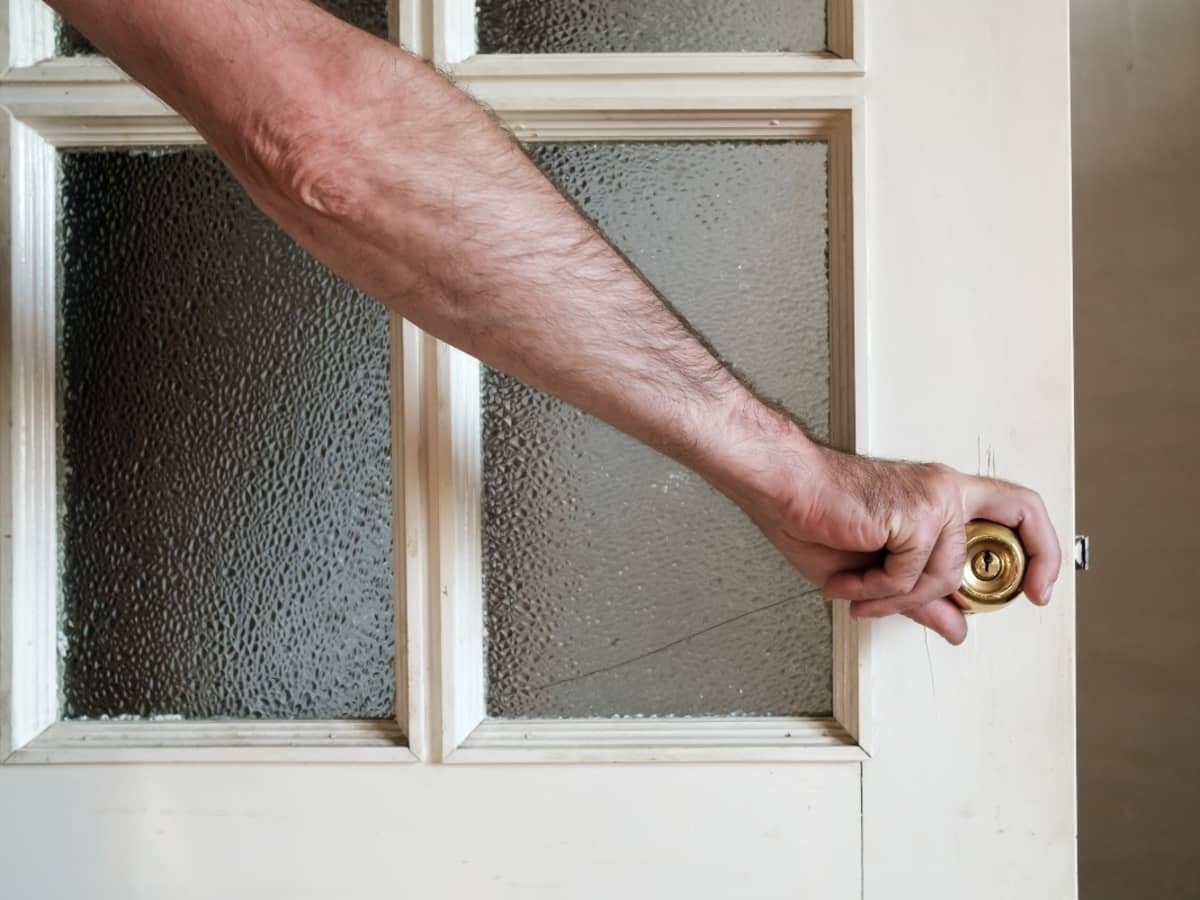 This Woman Has The Perfect Solution to Get Window Privacy Without  Installing Blinds - Dengarden News