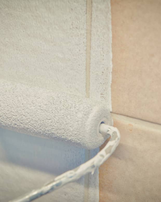 Woman Proved Everyone Wrong by Painting Porch Tiles After Everyone Told