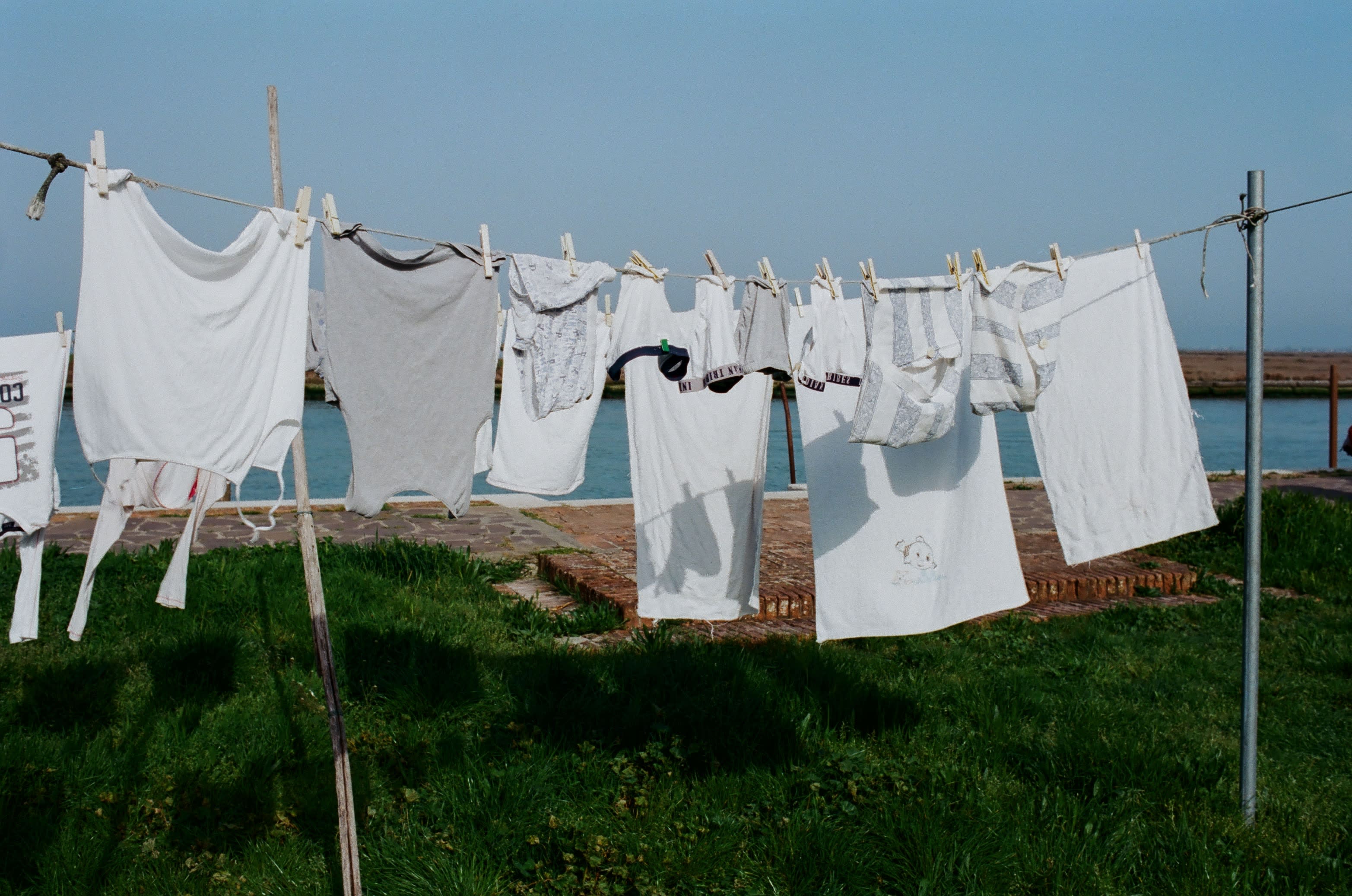 Can you wash white and colored clothes together discount