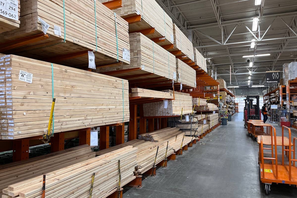 contractor-shares-hack-for-choosing-the-best-2x4s-at-home-depot
