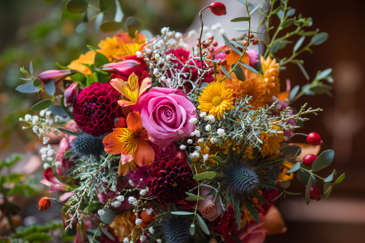 Woman Turns Bride’s Wedding Flowers Into a Stunning Table
