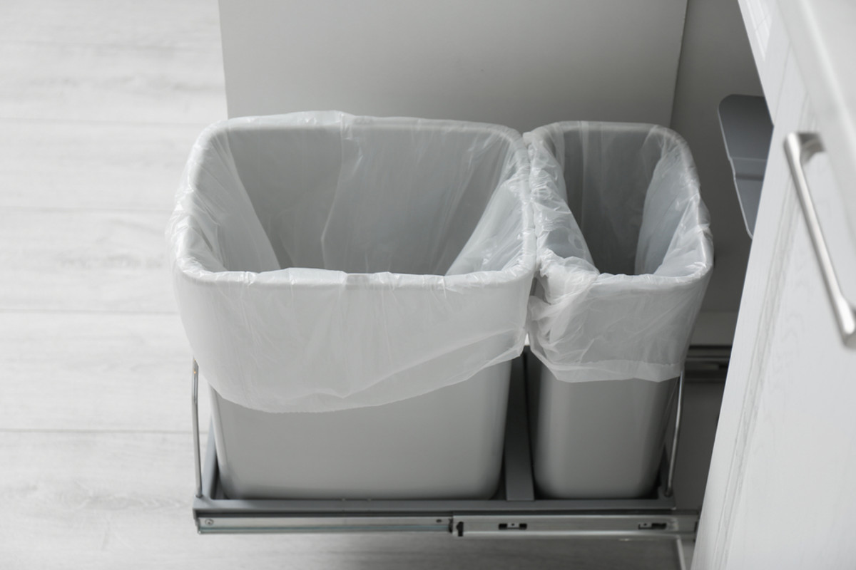 Is Metal or Plastic the Best Outdoor Garbage Can? - Dengarden