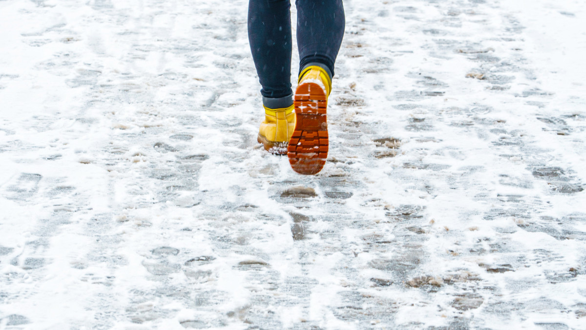 Mom Has Brilliant Hack for Using the Stroller When It’s Icy Outside ...