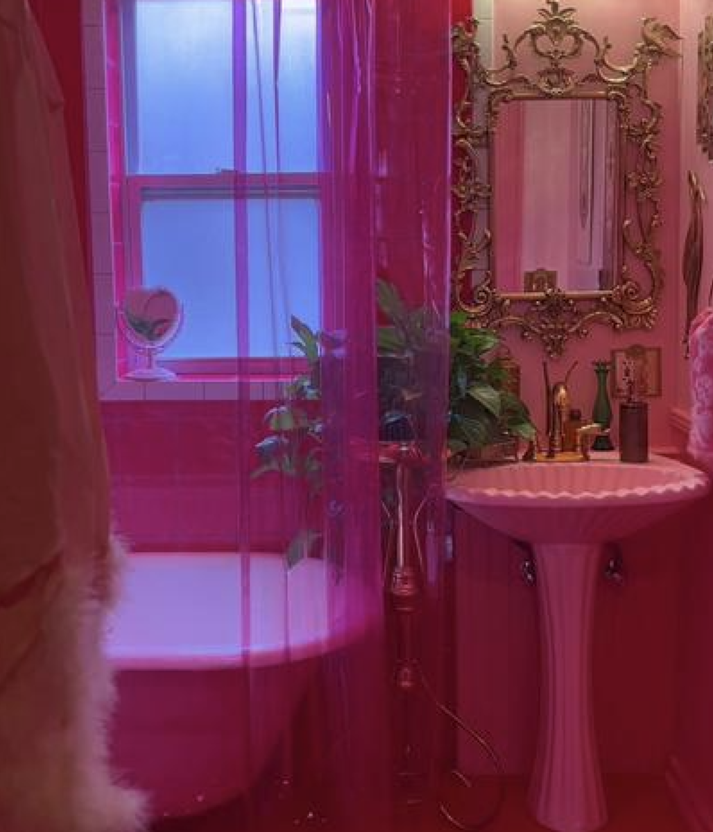 This Woman Turns Her Bathroom Into a Retro Glam Barbie Dream and It's Perfect - Dengarden News