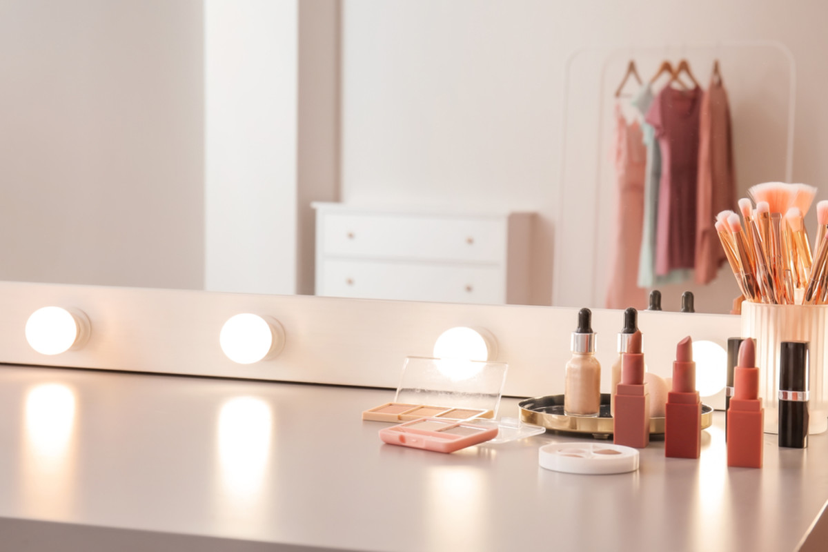 Woman Builds Impressive Makeup Station Out of IKEA ‘Spare Parts