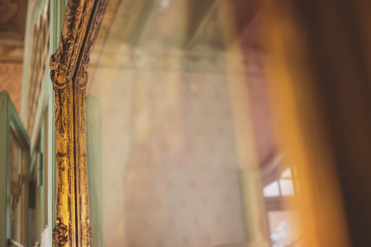 This Antique Mirror Door Will Have DIYers Sprinting to the Store