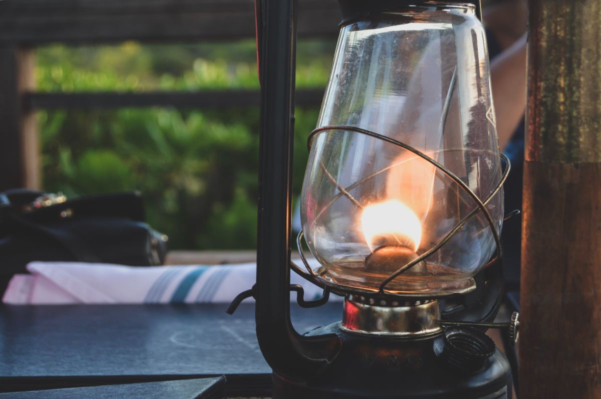 Woman DIYs Oil Lamps And They Are So Dreamy Dengarden News   Erica Nilsson Hb1 Rshhisc Unsplash 