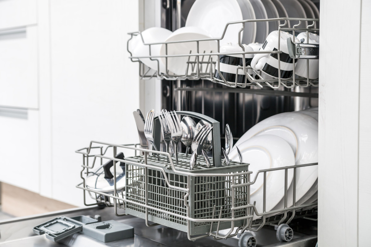 Appliance Professional Warns Against the Towel In the Dishwasher Tik
