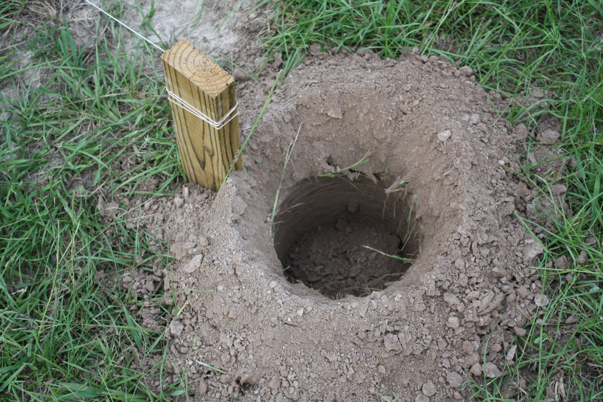 man-shares-his-trick-for-perfectly-setting-wood-posts-dengarden