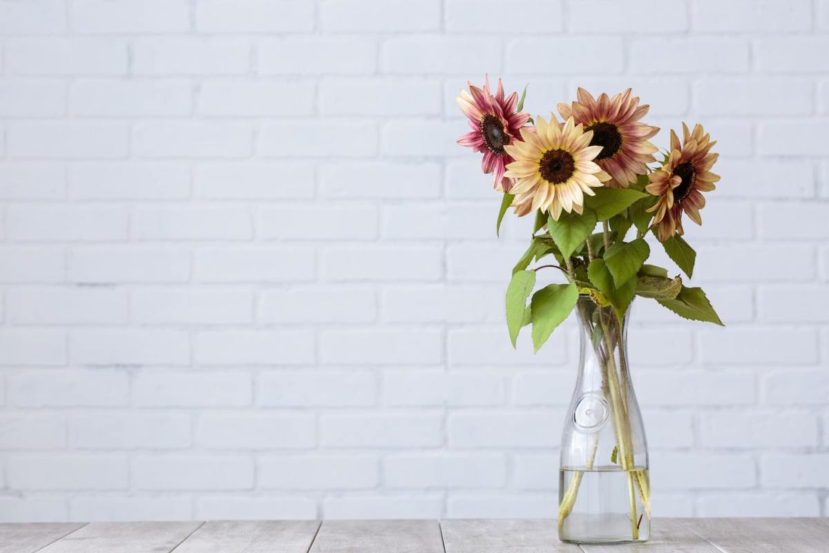How to Prevent Bad Odors From the Standing Water in a Flower Vase