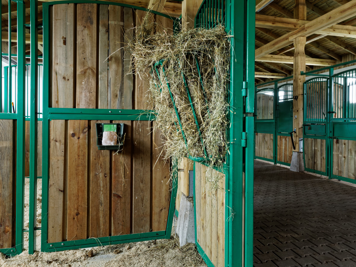 Woman Hangs Hay Rack in Living Room to Store Blankets and It’s Genius ...