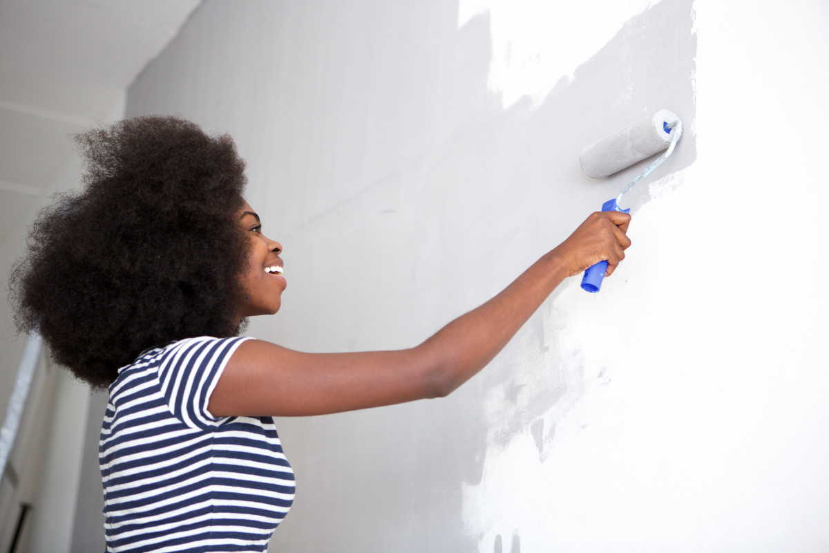 Woman Uses Black Pole Wrap as Accent Wall and It Looks So Classy