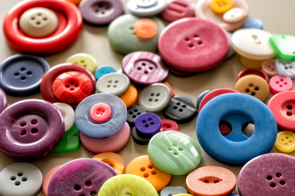 Woman Uses Buttons to Make Cool Kitchen Backsplash - Dengarden