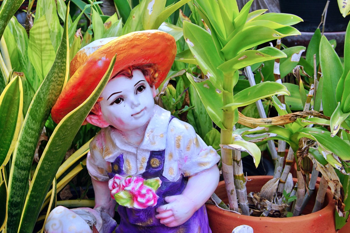 Daughter Repaints Mom’s Old Garden Statues To Give Them a ‘Second