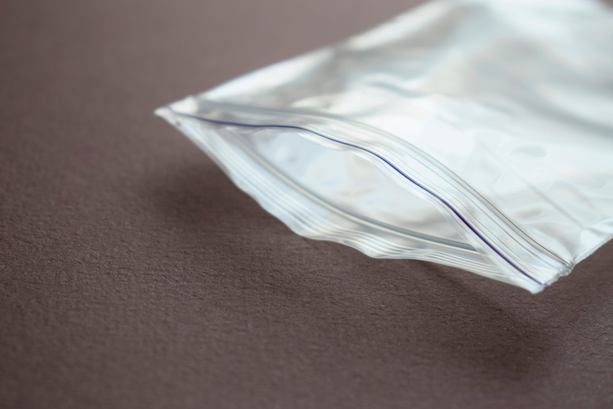 Man Shares How a Bowl of Water Can Vacuum-Seal Any Ziploc Bag and TBH We Can’t Believe Our Eyes