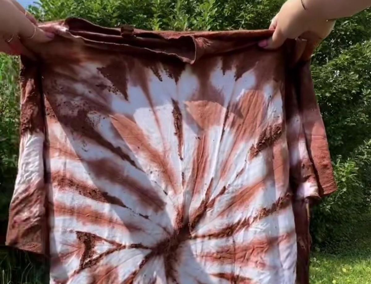 traveler-makes-a-diy-dirt-shirt-to-remember-her-adventures-and-tbh-it