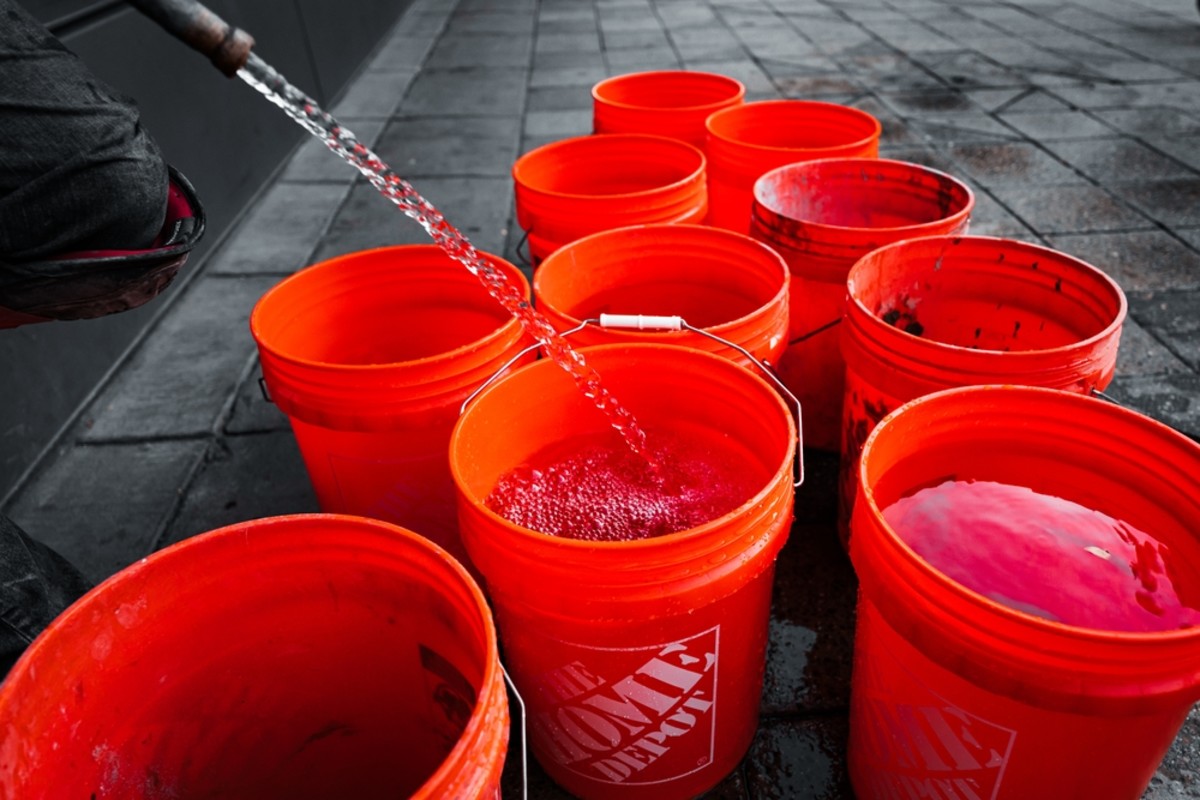 Woman Saves Furniture From Flood Damage With Home Depot Industrial Buckets Dengarden News