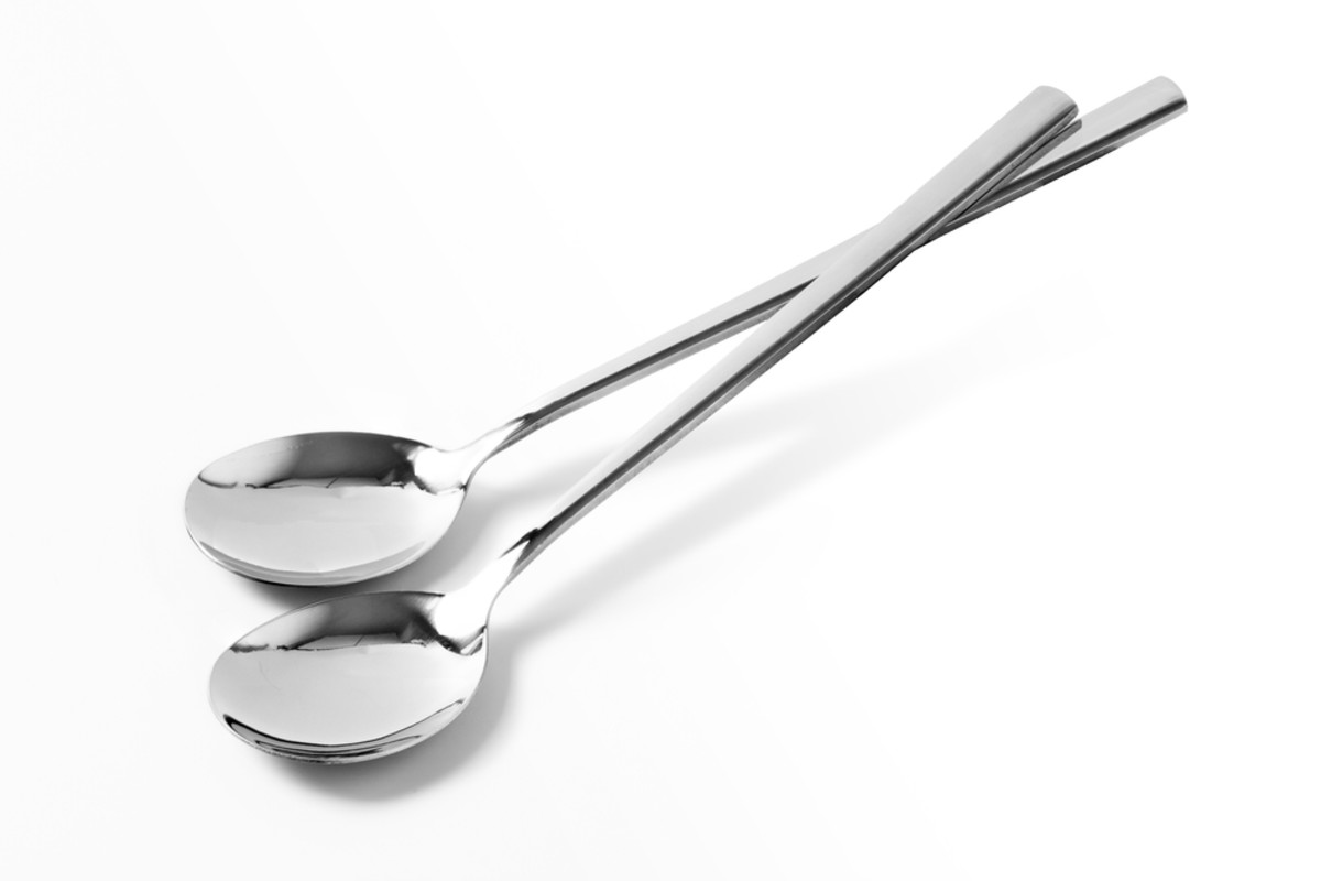 Две ложки. 1 Gus 2 Spoons. 1 GY 2 Spoons. 1 Guess 2spoons. Find two the same Spoons.