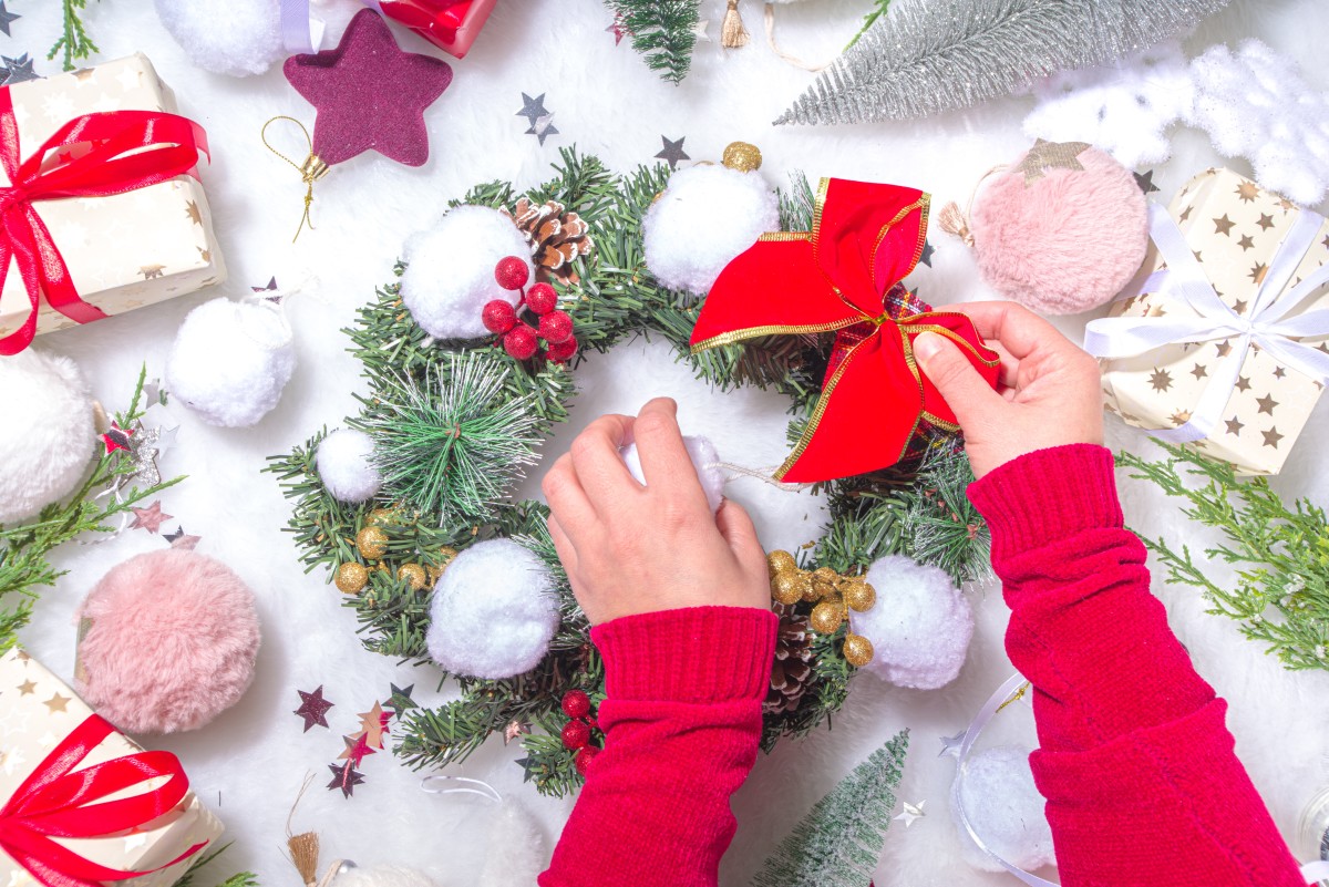 Woman Makes Adorable Wreath Out of Fuzzy Mop Heads Dengarden News