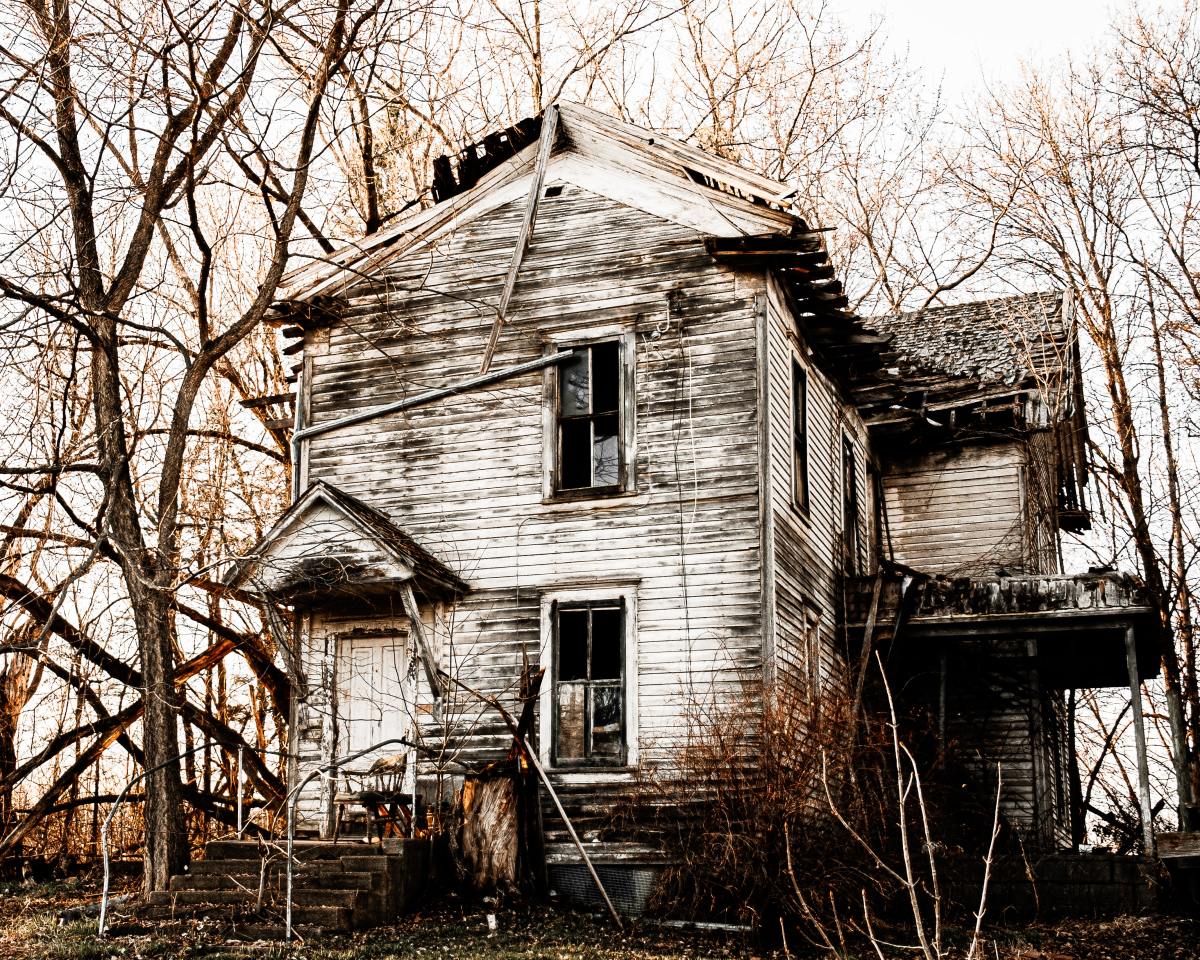 Couple Finds Antique Hiding Behind Walls And Has No Clue What To Do 