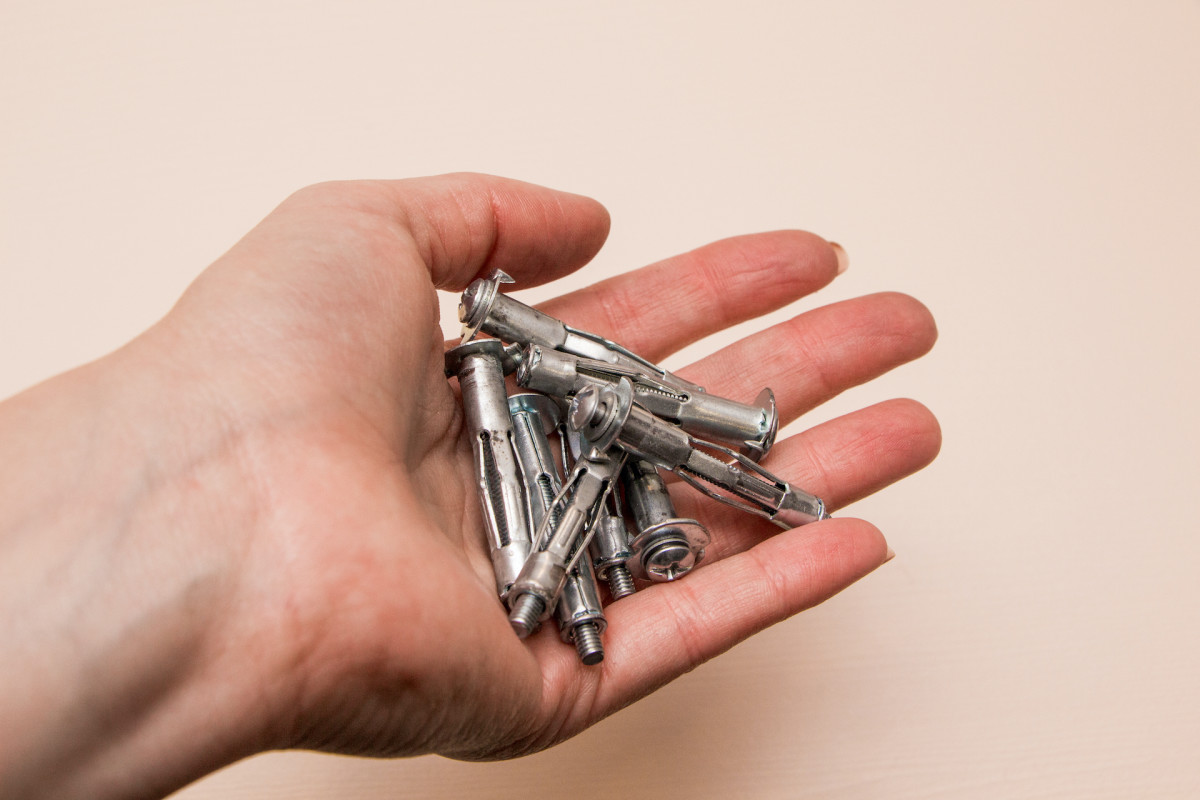 Corkscrew Hack Gets Plugs Out of Drywall In a Snap Dengarden News