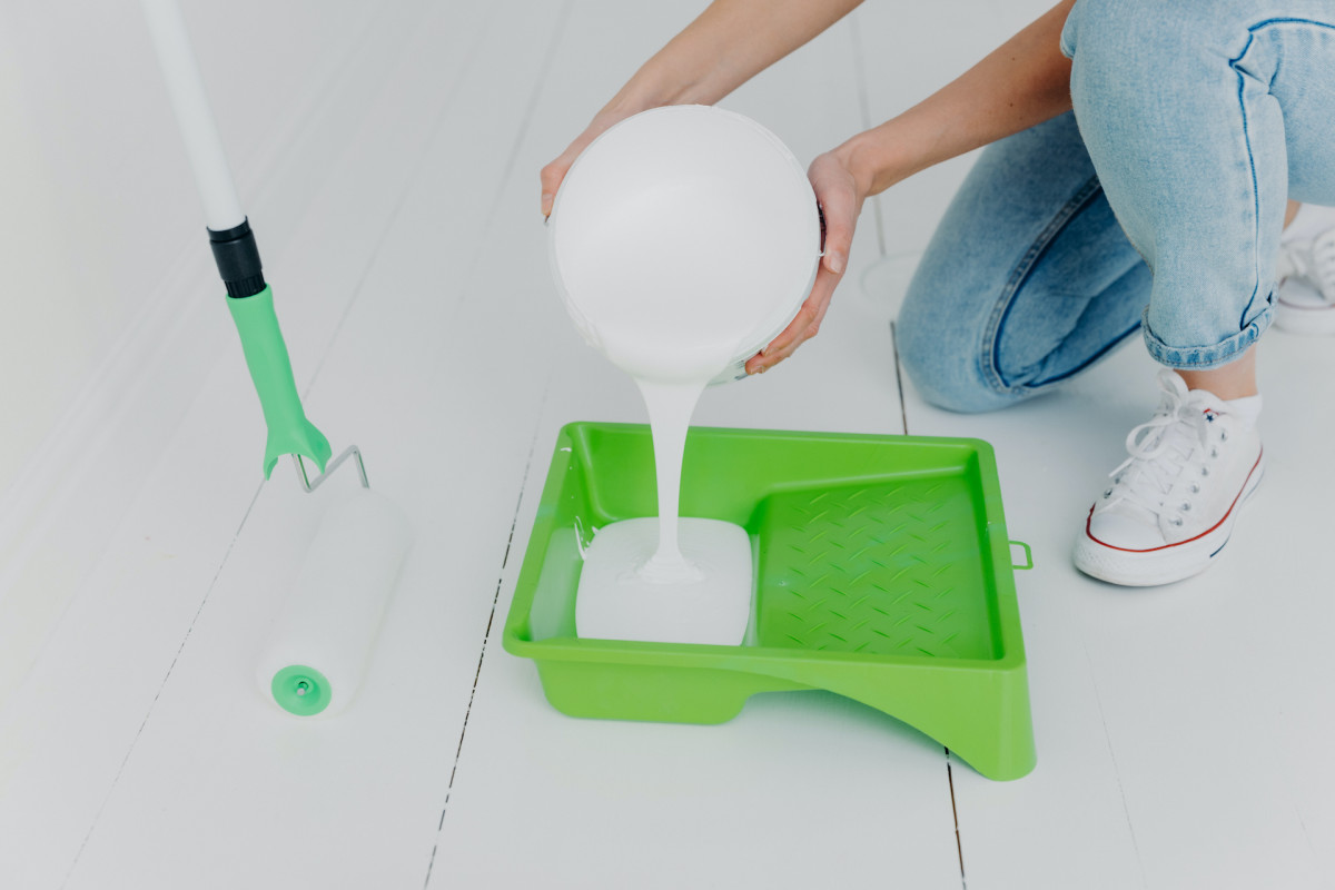 Woman Shares Genius Hack For Perfectly Pouring Paint from the Can Dengarden News