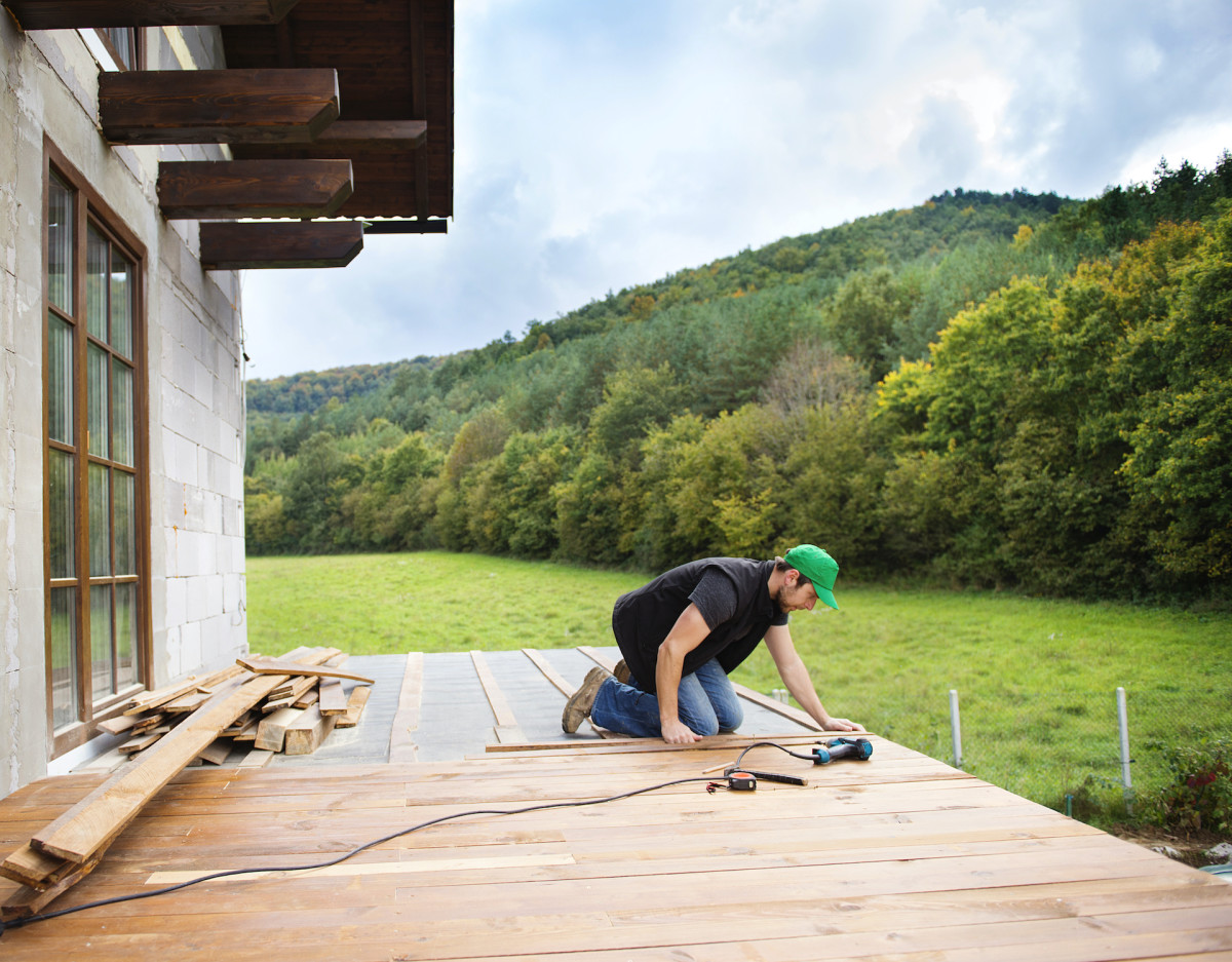 Woman Attempts to Renovate Her Entire Patio in Just 2 Days - Dengarden