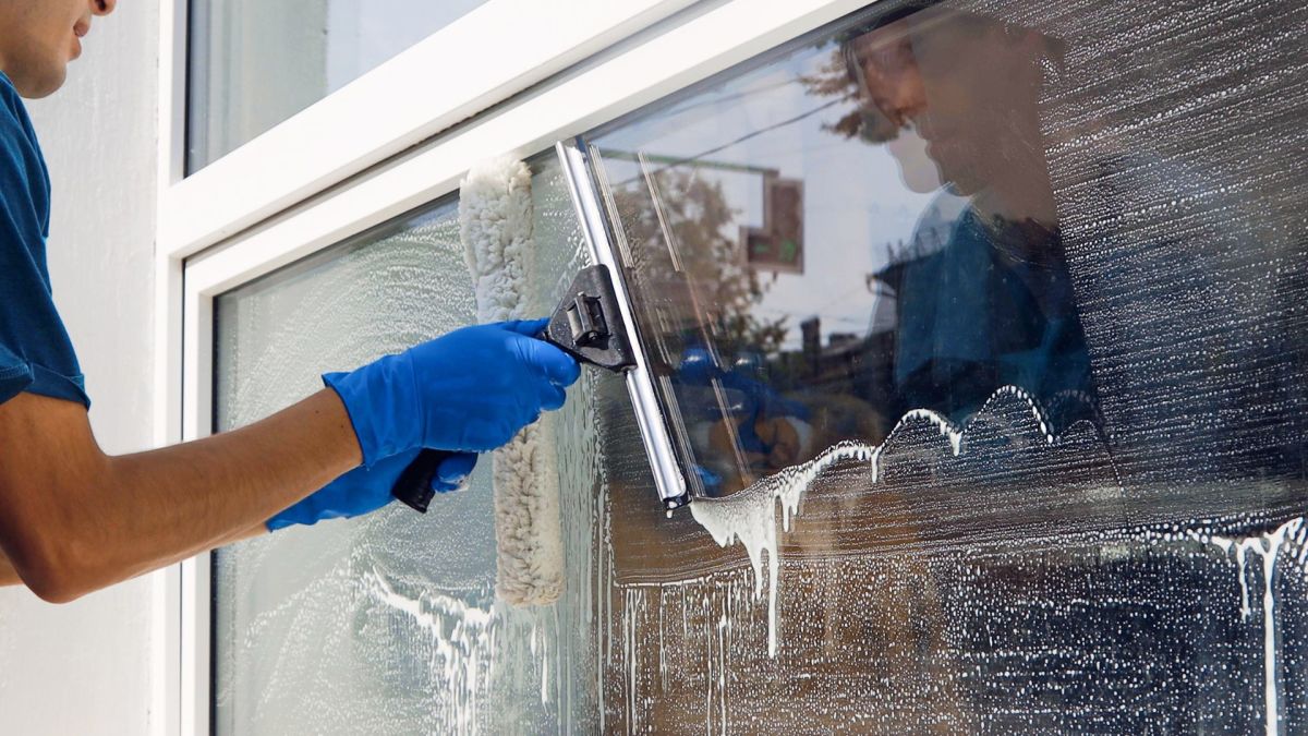 Dad Uses Paint Roller to Wash Windows and It’s Low-key Genius - Dengarden