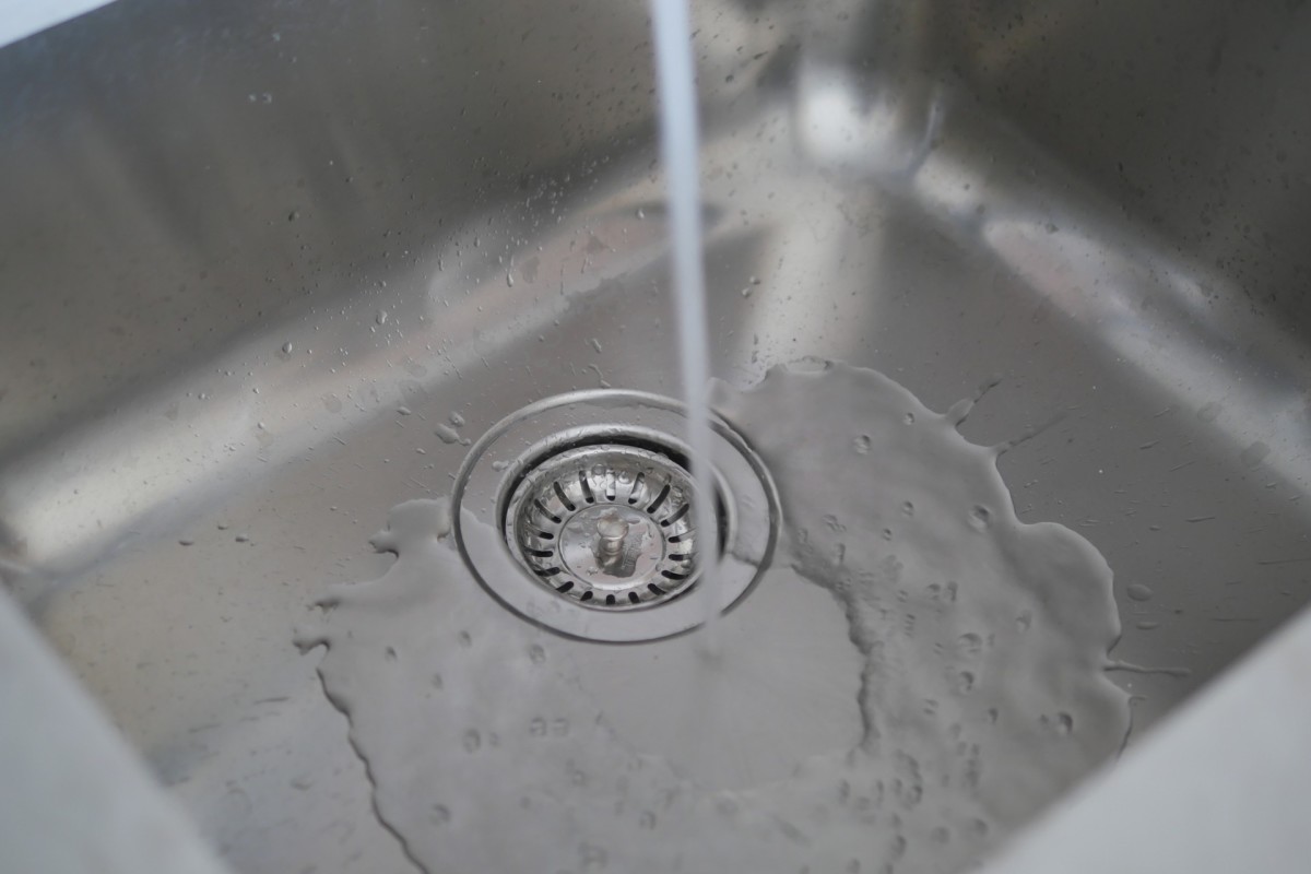 Renovation Expert Claims Simple Water Heating Trick Gets Dishes Cleaner