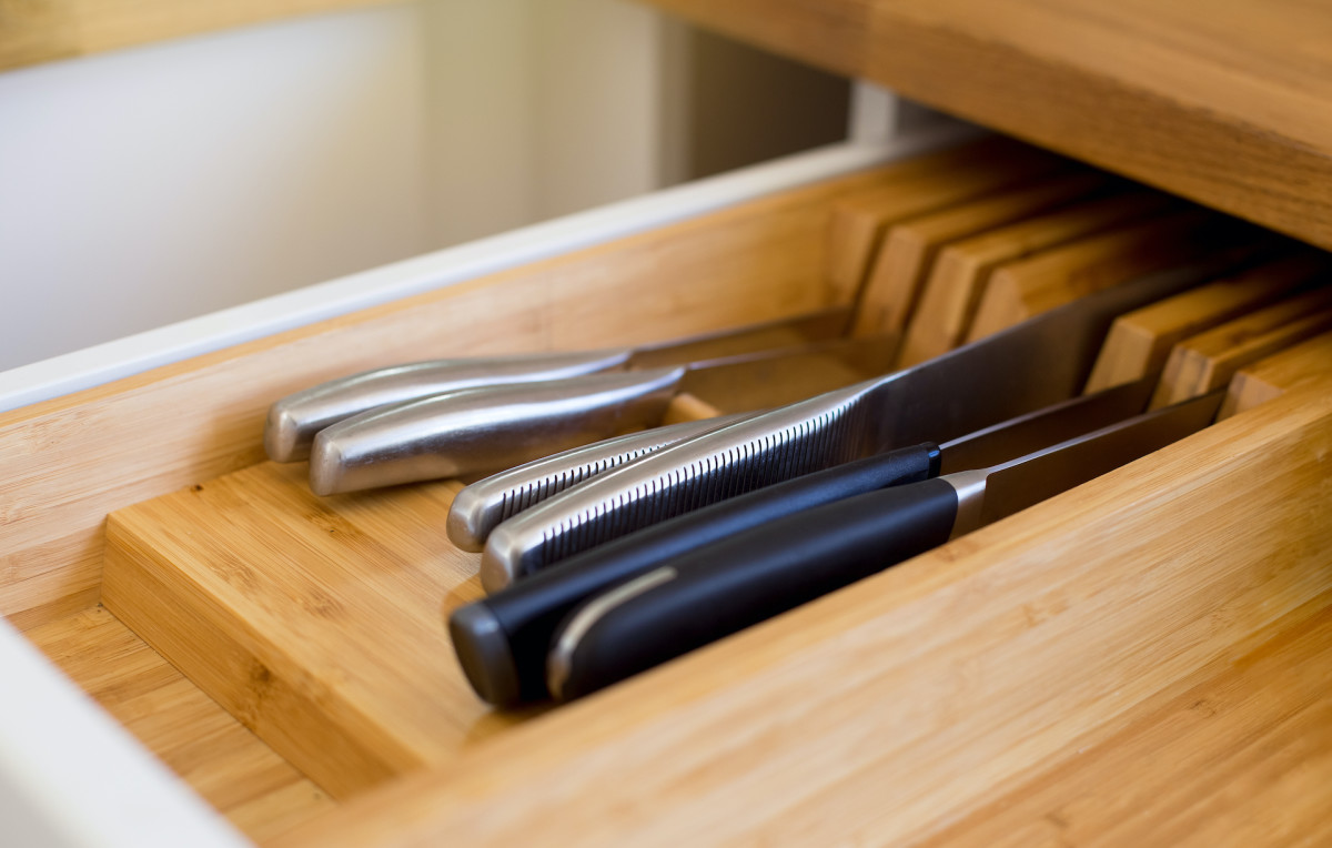 Органайзер для хранения ножей. Приспособление для хранения ножей. Приспособление для хранения ножей. Ящик для хранения ножей. Хранение ножей.