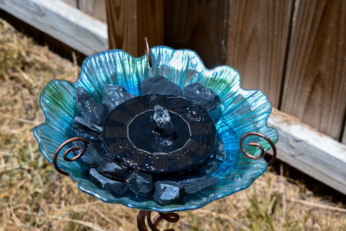 Woman Makes Gorgeous Glass Bird Bath for Only $30 - Dengarden